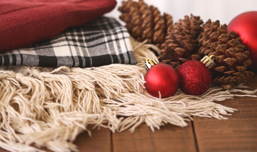 A table with christmas decorations and pine cones.